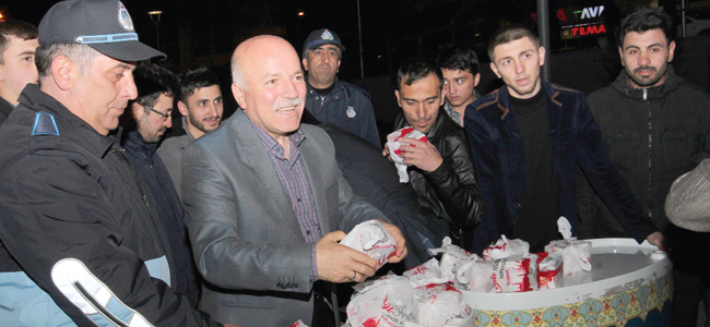 Başkan Sekmen,  kandil simidi dağıttı