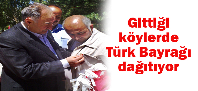 Gittiği köylerde Türk Bayrağı dağıtıyor