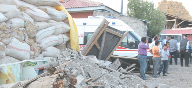 Muhtar göçük altında kaldı