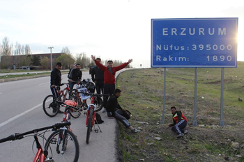 GAZETECİ ADAYLARI OBEZİTEYE DİKKAT ÇEKMEK İÇİN BİSİKLET SÜRÜYOR