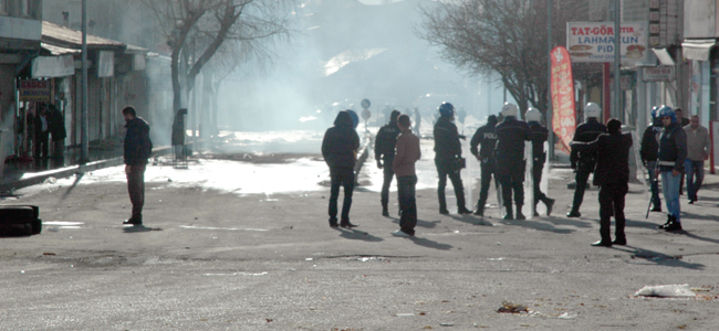 Polise taş atan göstericilere ceza yağdı