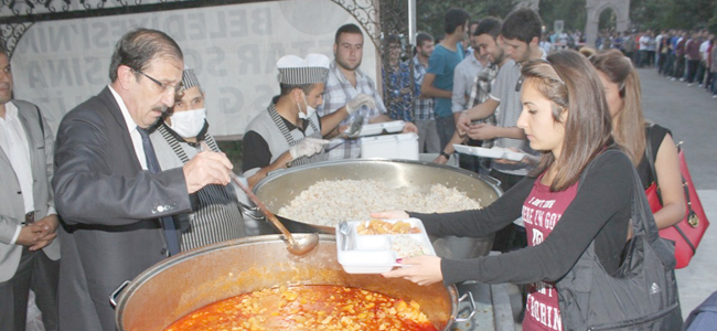 Palandöken belediyesi  7 bin 500 gıda paketi dağıttı