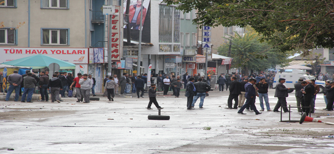 VATANDAŞLARDAN EYLEMCİLERE POMPALI TÜFEKLİ KILIÇLI TEPKİ