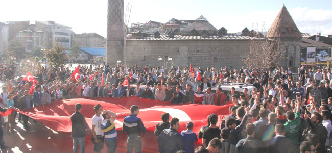Bayrak yürüyüşü