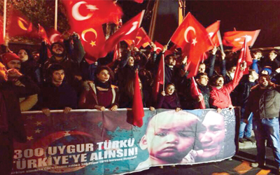 Uygur Türkleri için yürüdüler