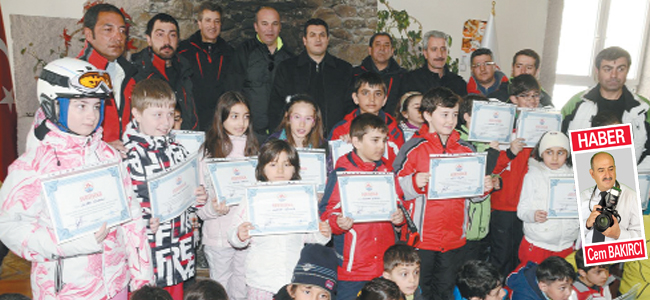 Kayak eğitimi bitiren 52  kursiyere sertifikaları verildi