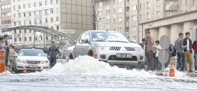 Su borusu patladı cadde su altında kaldı