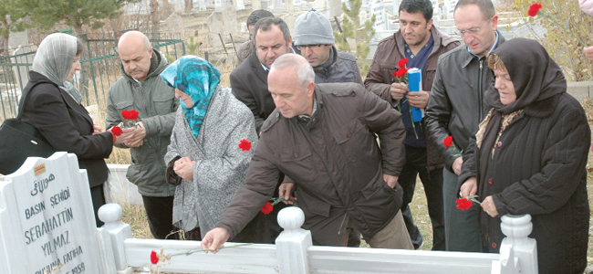 Gazeteci Sebahattin Yılmaz mezarı başında anıldı