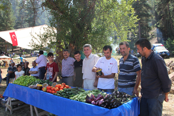 AYVALI KÖYLÜLERİ, BAYRAM VE FESTİVALİ BİR ARADA YAŞADI