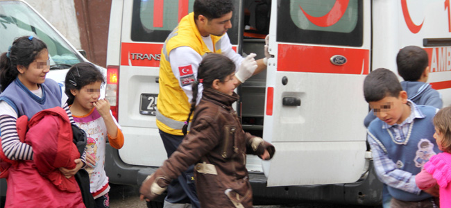 Çocuklarının gözü önünde KARISINI BIÇAKLADI