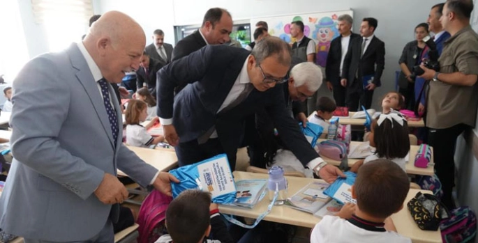 160 bin öğrenci ders başı yaptı