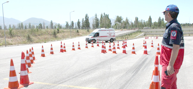 Ambulans şoförlerine sürüş teknik eğitimi