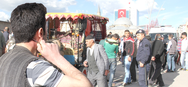 Bu kez kendini kesti