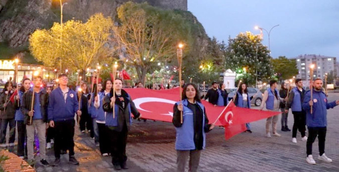19 Mayıs coşkusu Oltu sokaklarını aydınlattı