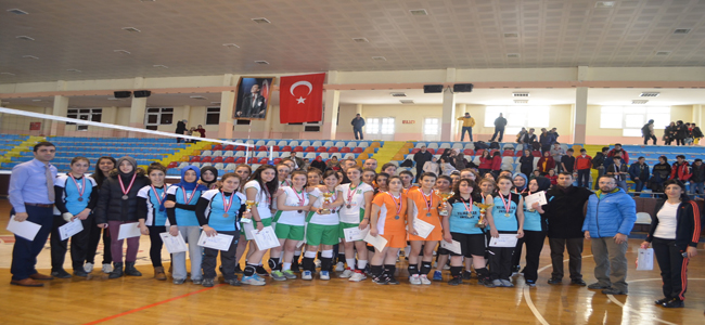 VOLEYBOLDA BAYANLARDA ŞAMPİYON ANADOLU LİSESİ