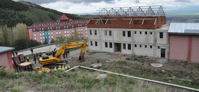 TRAFO GÖRÜNÜMLÜ BEŞ YILDIZLI LÜKS MİSAFİRHANEYE YIKIM