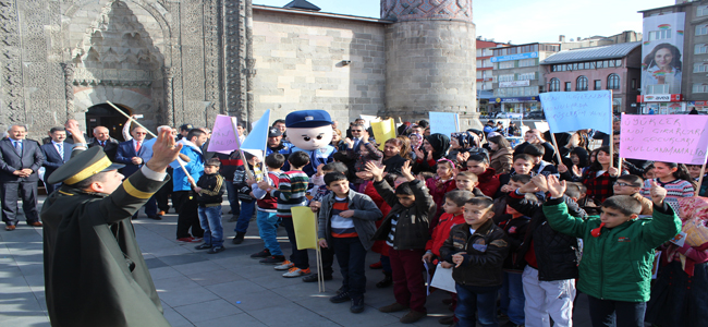 DÜNYA ÇOCUK HAKLARI GÜNÜNDE KİMSESİZ ÇOCUKLAR BANDO TAKIMININ GÖSTERİSİYLE EĞLENDİ