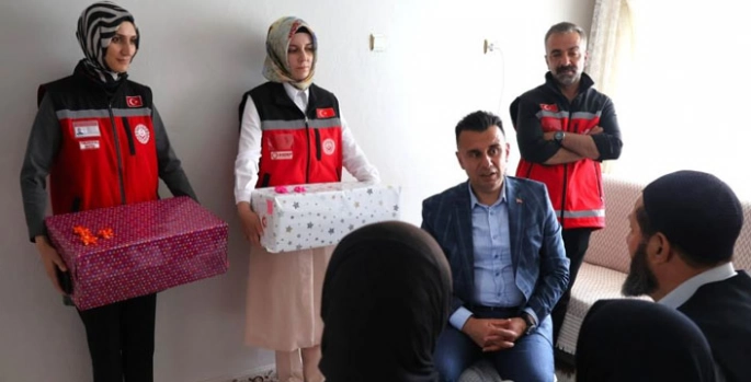 200 çocuğun bayramlık sevinci
