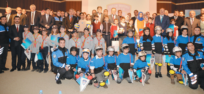 Başarılı öğrenciler ÖDÜLLENDİRİLDİ