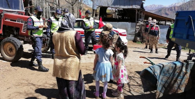 23 Nisan’da köy köy dolaşıp çocukları sevindirdiler
