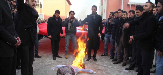 Ülkücü öğrencilerden bayrak yürüyüşü...