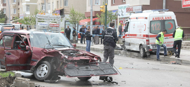 Ambulans ile  otomobil çarpıştı