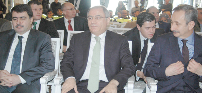 Bakan Alâ: Siyasette de otobanlar yapıyoruz