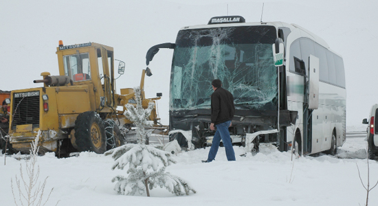 Kar küreme aracı ile yolcu otobüsü çarpıştı