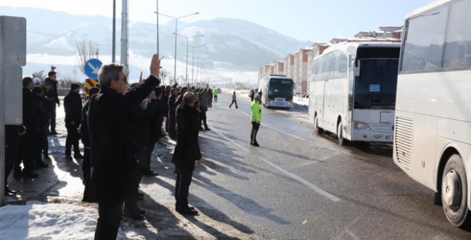 300 polis dualarla yardıma gitti