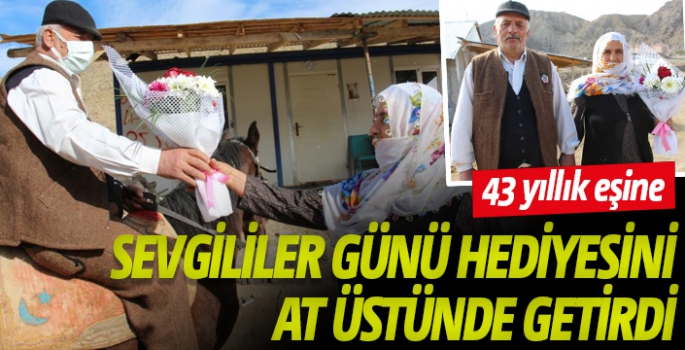 43 yıllık eşine Sevgililer Günü hediyesini at üstünde getirdi