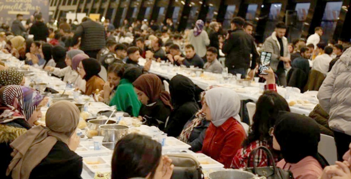 AK Partili gençler, iftarda buluştu