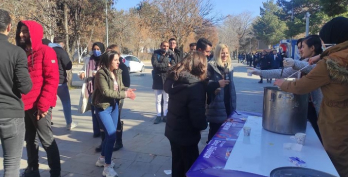 AK Partili Gençlerden ‘Çorbayı iç, vizeyi geç’ etkinliği