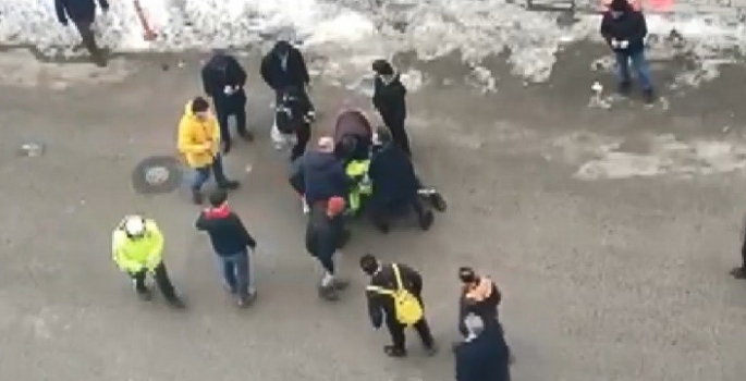 Akıl almaz olay! Aracını bağlamak isteyen polisi metrelerce sürükledi