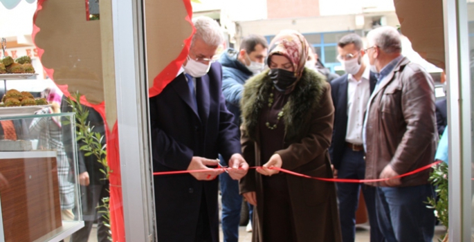 Antep’ten Oltu’ya tatlı getiriyorlar