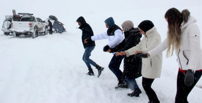 Araçlar kara saplandı, onlar halay çekti