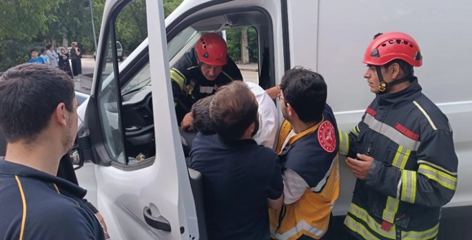 Araçta fenalaşan vatandaş kurtarıldı