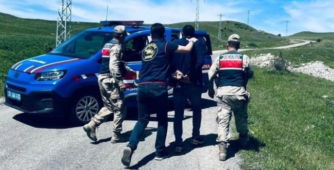 Aranan şahıslar kaçamadı