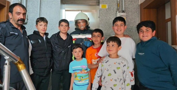 Asansör boşluğuna düşen kuş kurtarıldı