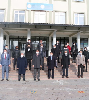 Aşkale’de protokol İstiklal Marşı’nı okumak için toplandı