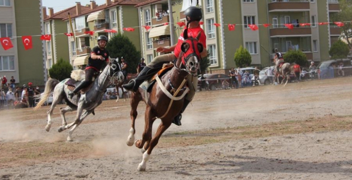 At üstünde izleyenlere Ata sporu şöleni sundular