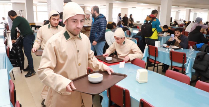 Atatürk Üniversitesi yemekhanesinde öğünün adı asker menüsü