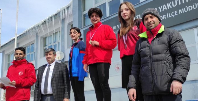 Atletizmde şampiyon spor lisesi