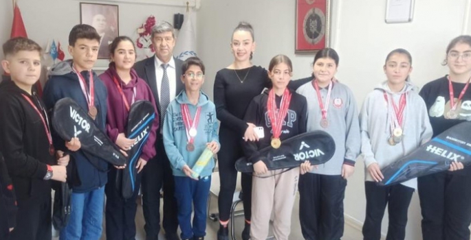 Badmintonculara malzeme desteği