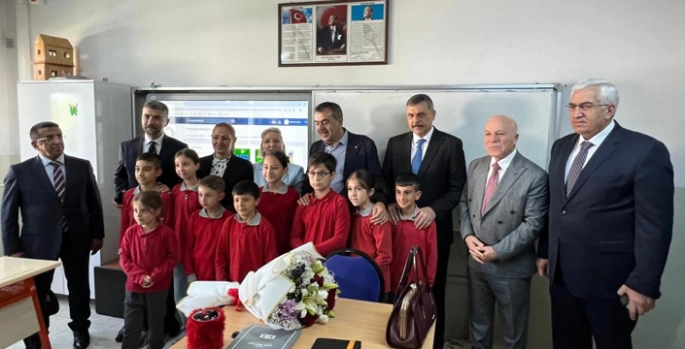 Bakan Tekin’den okula sürpriz bayram ziyareti