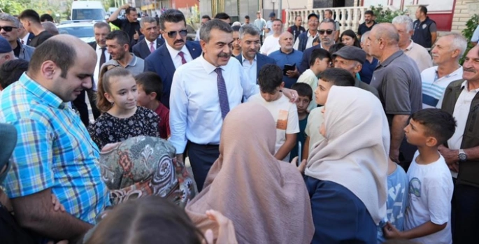 Bakan Tekin Uzundere’de halkla buluştu