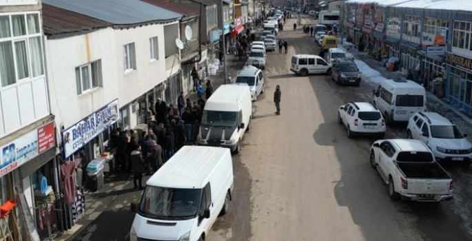 Başkan Sekmen Karayazı’nın 40 yıllık tapu sorununu çözdü