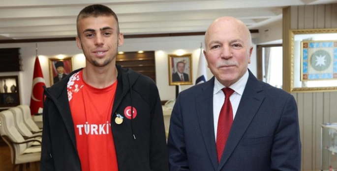 Başkan Sekmen şampiyon atleti kutladı