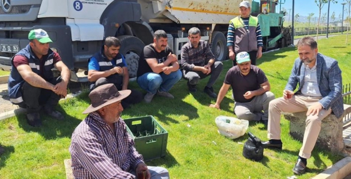 Başkan Uçar, ikindi çayını işçilerle içti