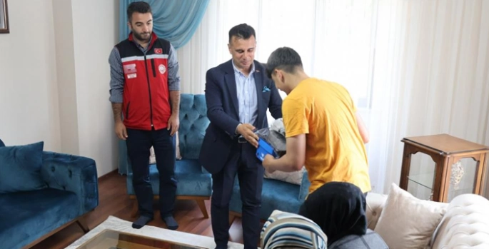 Bayram öncesi ailelere moral, öğrencilere spor seti