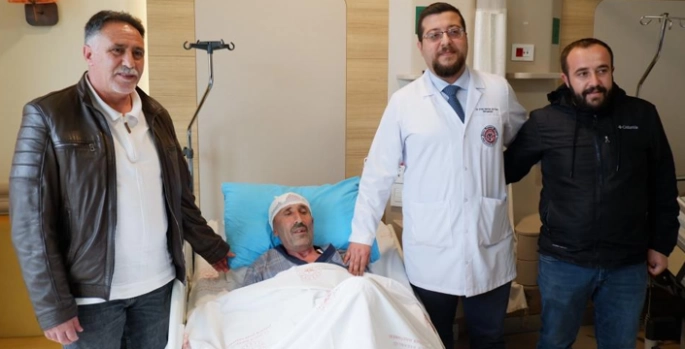 Beyindeki tehlikeli yumak alındı, hasta hayata tutundu